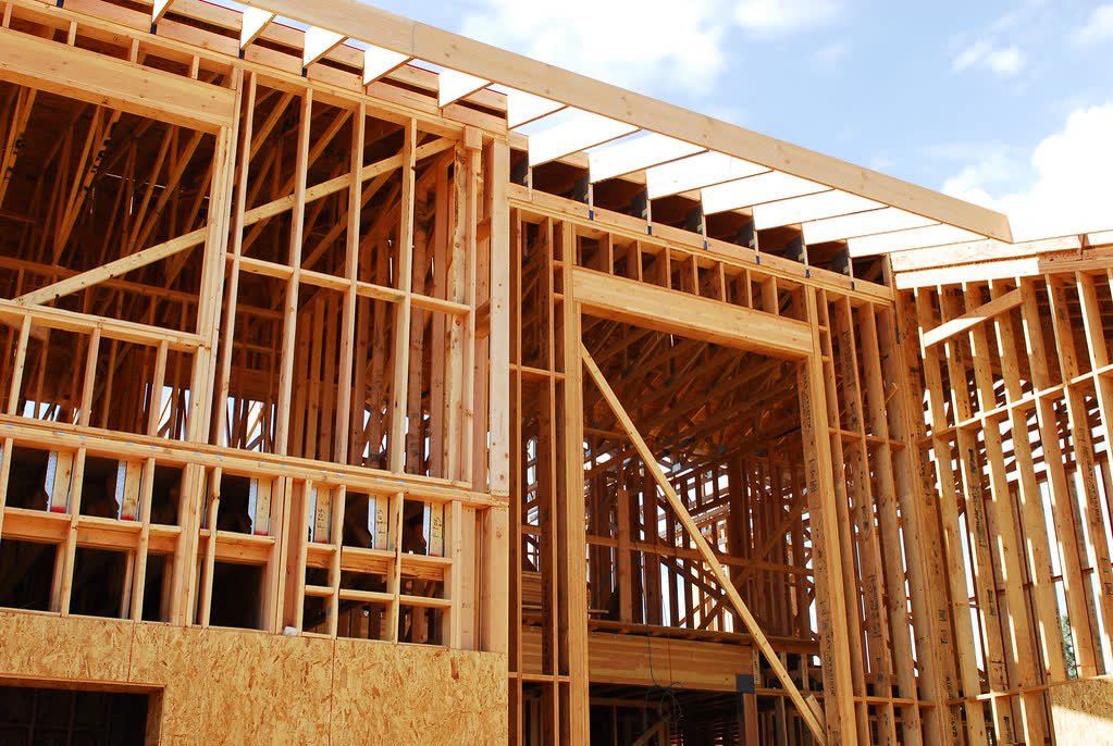 Holzrahmenbau im Rohbau: Ständerwerk mit Fensteröffnungen und aufliegender Deckenlage