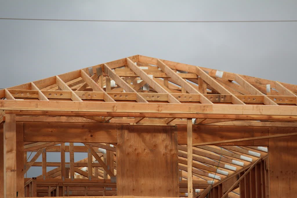 Neubau eines Wohnhauses, Dachkonstruktion aus Holz aufgerichtet