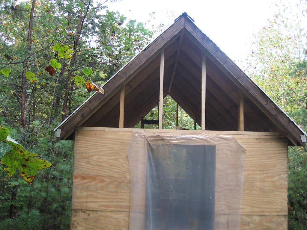 Giebelseite eines Anbaus im Holzbau, Konstruktion fast fertig