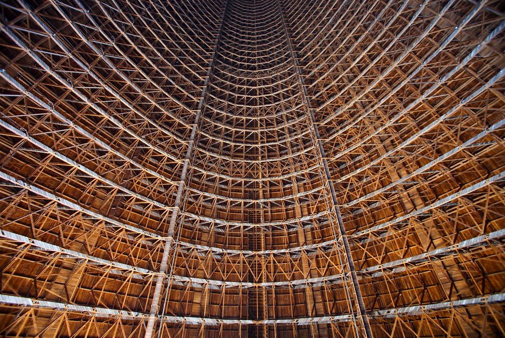 Weit gespanntes Holztragwerk von unten gesehen